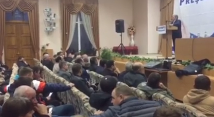 Ghimpu, huiduit la Ialoveni la intalnirea cu alegatorii: "Vai de capul meu, ma uit la tine ca ai doar caciula pe umeri" - VIDEO 