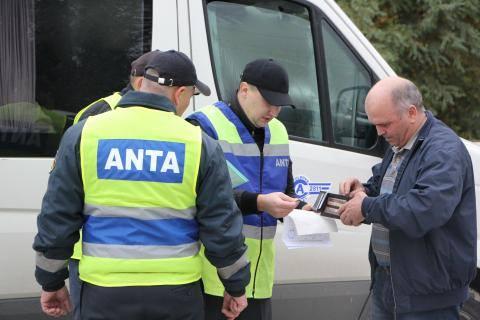 LIVE VIDEO. Viceministrul Transporturilor, Serghei Bucataru sustine o conferinta de presa, in contextul protestelor repetate desfasurate de micii transportatori internationali de pasageri si colete