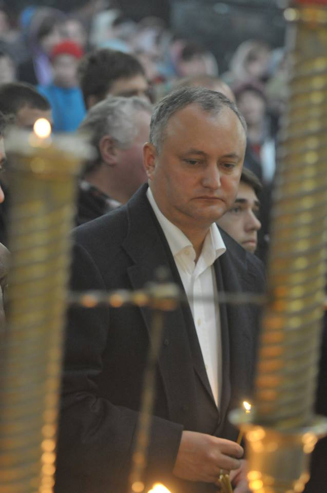 In drum spre alegeri, Igor Dodon a intrat pe la biserica - GALERIE FOTO