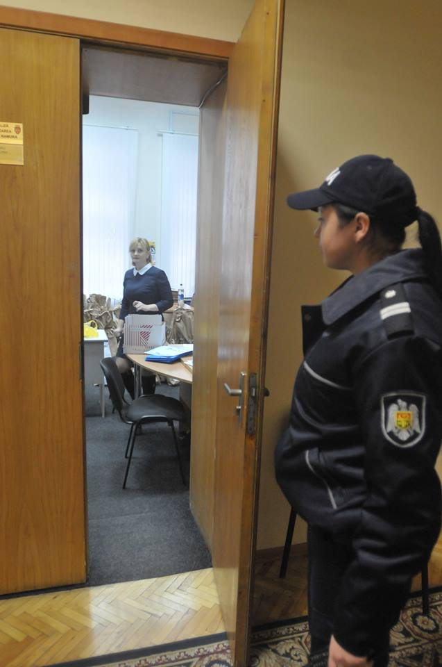 Birourile unde se pastreaza buletinele de vot de la alegerile prezidentiale, pazite de politisti - FOTO 