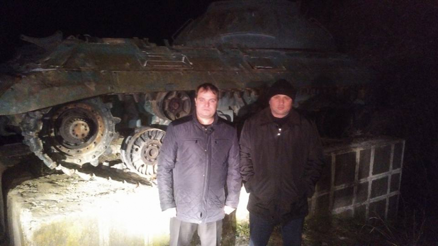 Socialistii au pazit toata noaptea tancul din Cornesti: "Vom apara amintirea stramosilor nostri si istoria noastra" - FOTO