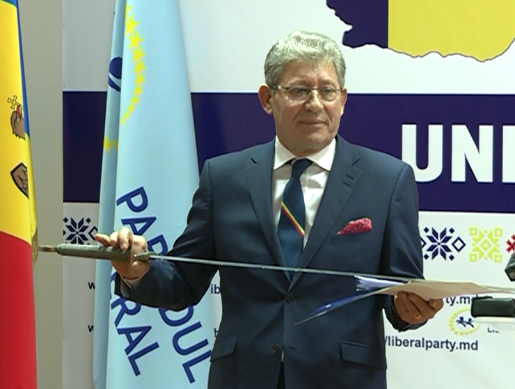 Mihai Ghimpu si-a scos sabia si l-a amenintat pe Dodon. "Daca nu-ti va sta capul unde iti stau picioarele la sigur o sa pupi aceasta sabie" - FOTO
