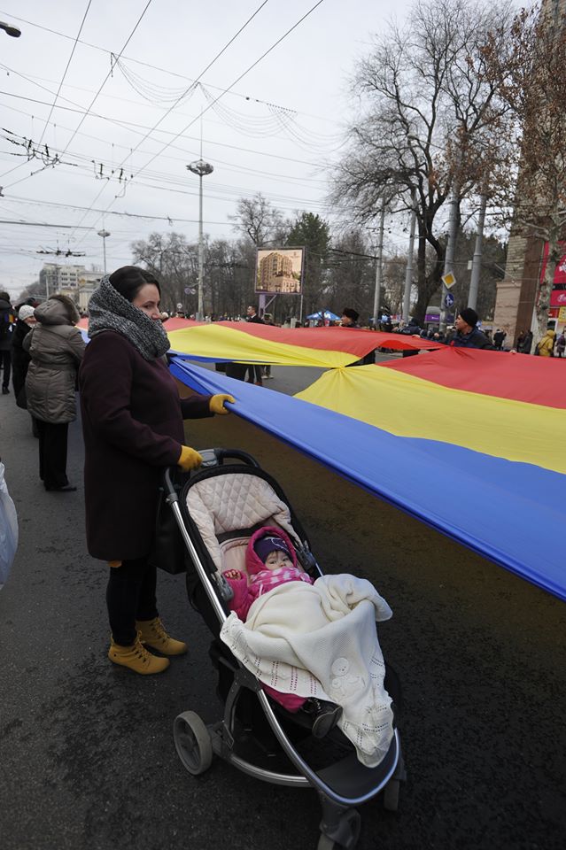 La multi ani, Romania. Un tricolor urias a fost intins in centrul capitalei - GALERIE FOTO 