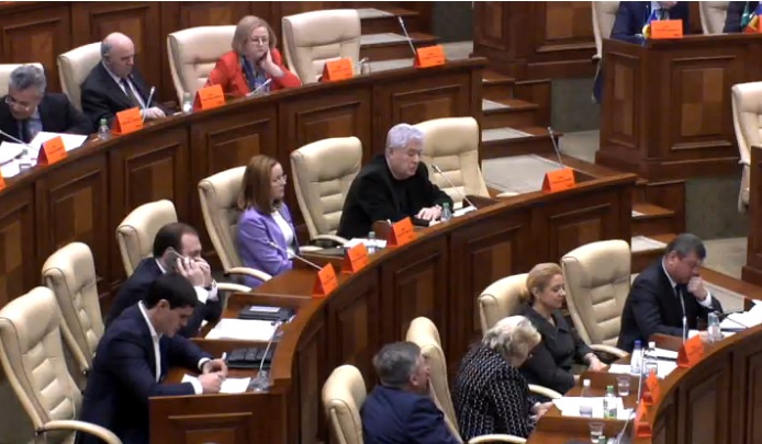 LIVE VIDEO. Audieri in cazul produselor alterate puse pe masa copiilor, audieri in cazul concesionarii aeroportului, dar si discutii pe marginea proiectului SPPS, astazi la Parlament