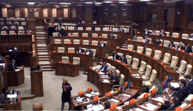 Sedinta incheiata din lipsa de cvorum. PLDM, PSRM si PCRM au parasit sala de sedinte in semn de protest pentru ca Pavel Filip nu s-a prezentat la audierile in cazul produselor alterate