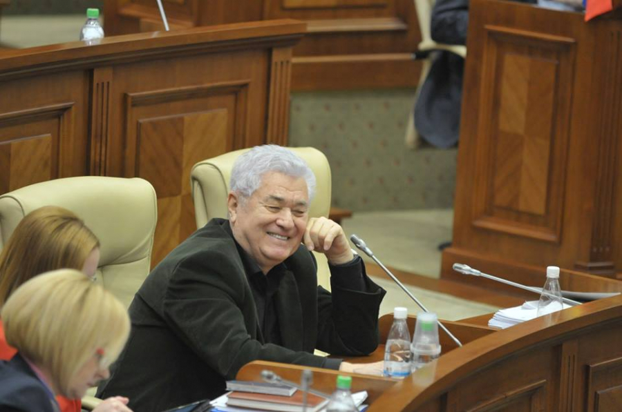 Ingandurat, aratand din deget, citind stiri, dar si zambind. Cum a fost surprins liderul PCRM, Vladimir Voronin, astazi la Parlament - GALERIE FOTO