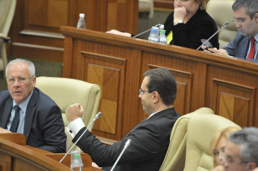 Cum a fost surprins, astazi, la Parlament, deputatul PD Marian Lupu. Gestul pe care l-a facut - GALERIE FOTO