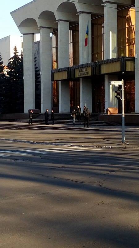 Dupa ce ieri s-a intins covorul rosu, azi, presedintele ales repeta intrarea in cladire. Presedintele ales, suprins la Palatul Republicii - GALERIE FOTO 