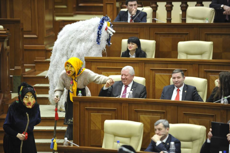 Deputatii au primit cete de colindatori. Capra venita in Parlament s-a dat in spectacol in fata legislatorilor - GALERIE FOTO