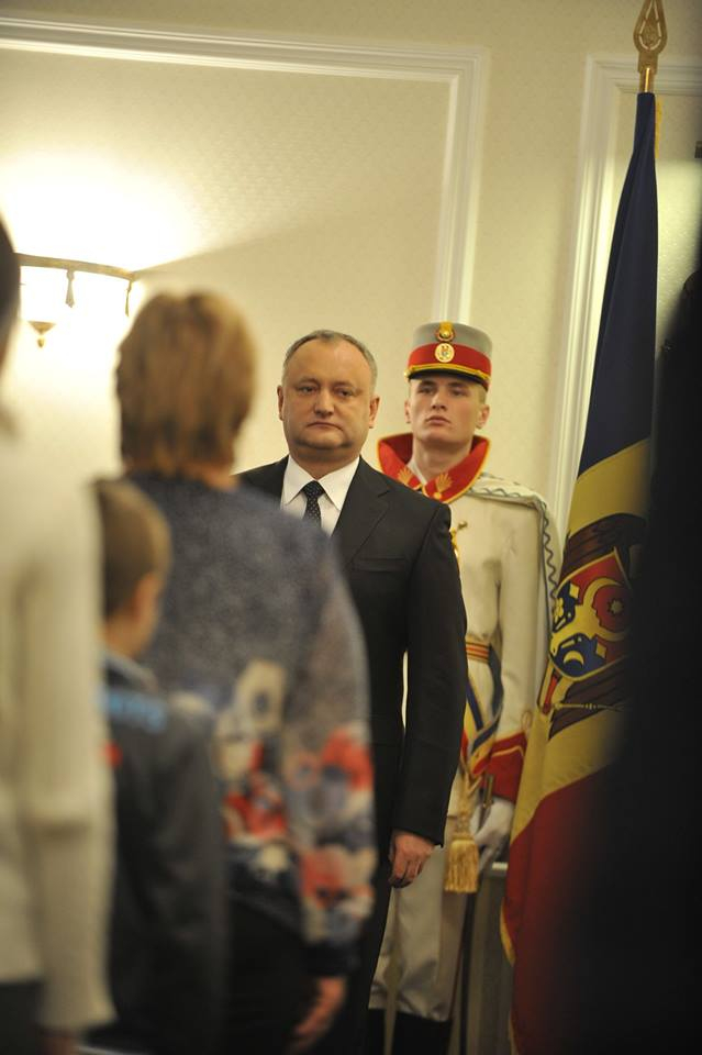 Igor Dodon a oferit primele distinctii de stat unor familii cu peste zece copii: "Ar trebui sa dam atentie oamenilor simpli" - GALERIE FOTO 