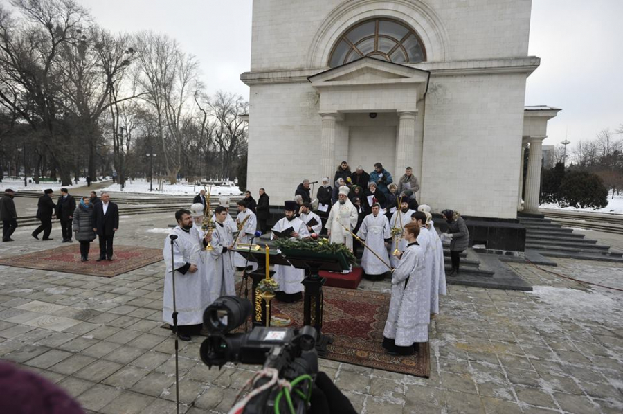 Dodon, la slujba de Boboteaza. Sute de oameni s-au calcat in picioare pentru a lua apa sfintita - GALERIE FOTO