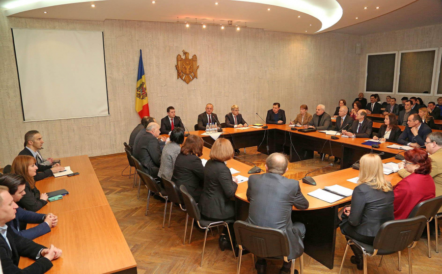 Dodon vrea sa repare pana la sfarsitul anului cladirea Presedintiei, devastata la 7 aprilie 2009. Ion Ceban sustine ca reparatiile vor fi finantate din "surse extrabugetare", fara sa precizeze de unde vor fi luati banii