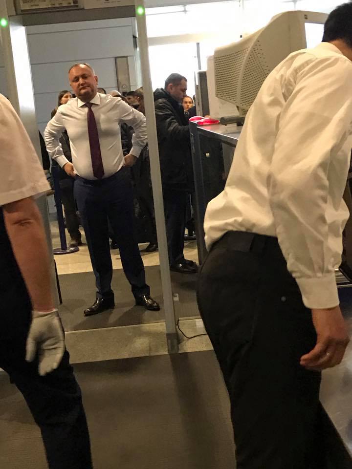 Dodon isi construieste o imagine de presedinte "simplu" - a trecut prin detectorul de metale si, desi nu era nevoie, controlul de pasapoarte. S-a fotografiat in avion si in autobuz  - GALERIE FOTO
