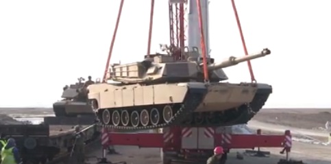 Zeci de tancuri au ajuns la baza Kogalniceanu din Constanta. Trupele americane vin in Romania - VIDEO 