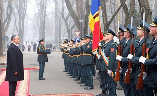 Mesajul de felicitare al presedintelui Dodon, de 23 februarie: "Va doresc sa demonstrati curaj si barbatie in toate celea" 