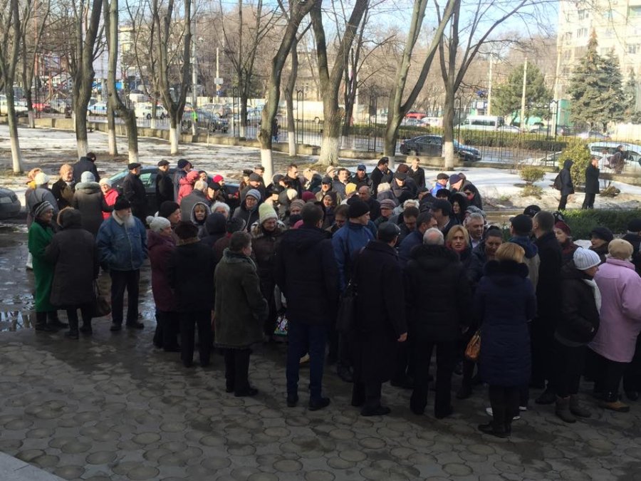 LIVE VIDEO. Protest PSRM impotriva cresterii costurilor serviciilor medicale. Zeci de oameni s-au adunat in fata Ministerului Sanatatii: "Vrem demisia"