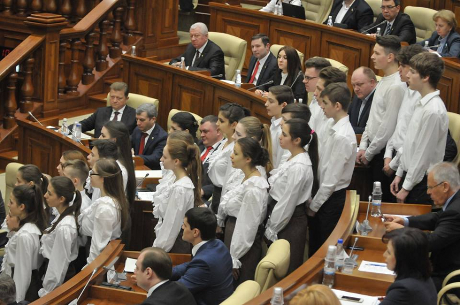 Imnul de Stat al Republicii Moldova, cantat de un grup de copii in sala de plen la inaugurarea sesiunii parlamentare primavara-vara din 2017 - GALERIE FOTO