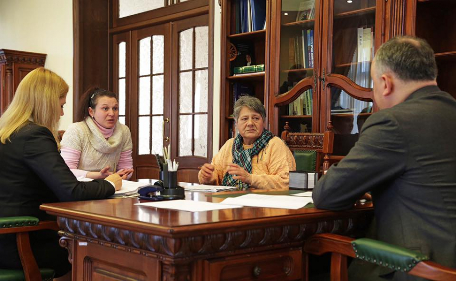 Igor Dodon se lauda ca a primit in audienta cetateni si ca in doua luni a avut petitii cat Timofti intr-un an - GALERIE FOTO