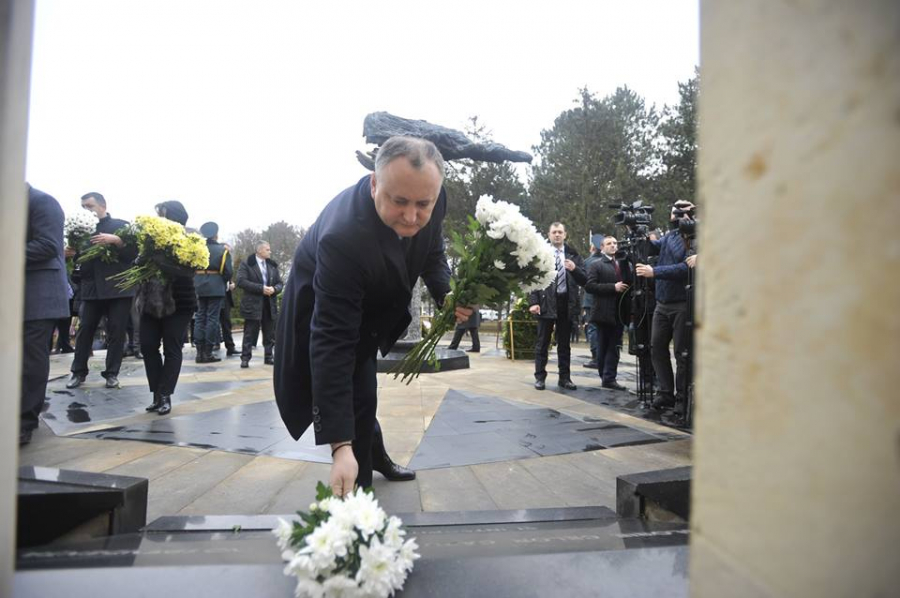 Dodon, Candu si Filip au depus flori la monumentul "Maica Indurerata" in memoria eroilor de pe Nistru - GALERIE FOTO