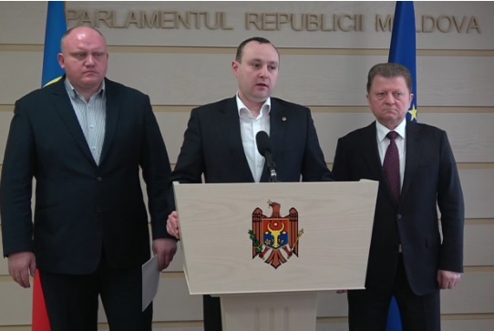 Deputatii socialisti cauta inca 10 semnaturi pentru a initia modificarea Constitutiei in Parlament: "Sa lase frustrarile la o parte. Daca nu gasim, vom initia referendum national"