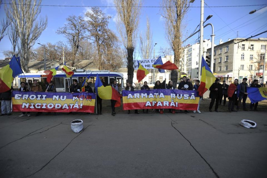 Flashmob organizat de ODIP in fata ambasadei Rusiei la Chisinau: "Eroii nu mor niciodata. Armata rusa afara! - GALERIE FOTO
