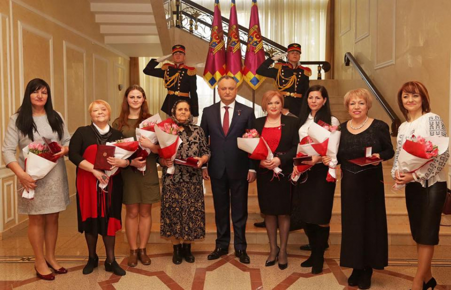 Igor Dodon a impartit din nou distinctii. Seful statului a decorat 8 femei din RM, inclusiv din Transnistria si Gagauzia - GALERIE FOTO