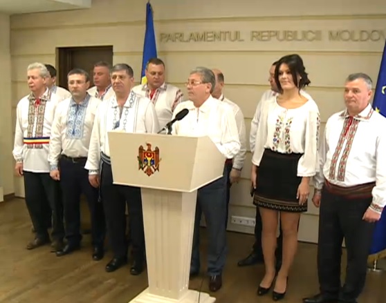 Liderul PL Mihai Ghimpu si colegii sai de partid, imbracati haine nationale, au anuntat ca pe 27 martie vor sarbatori Ziua Unirii