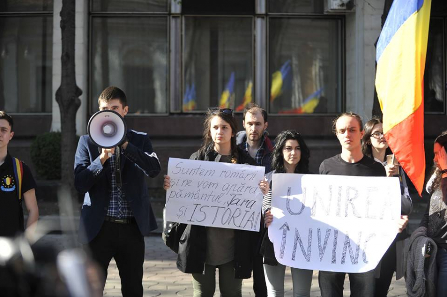 O organizatie unionista a pichetat resedinta de stat: tinerii sunt indignati de ultimele declaratii ale lui Dodon. In timpul protestului a fost identificat de politie si un provocator: ar fi aratat un gest obscen - GALERIE FOTO