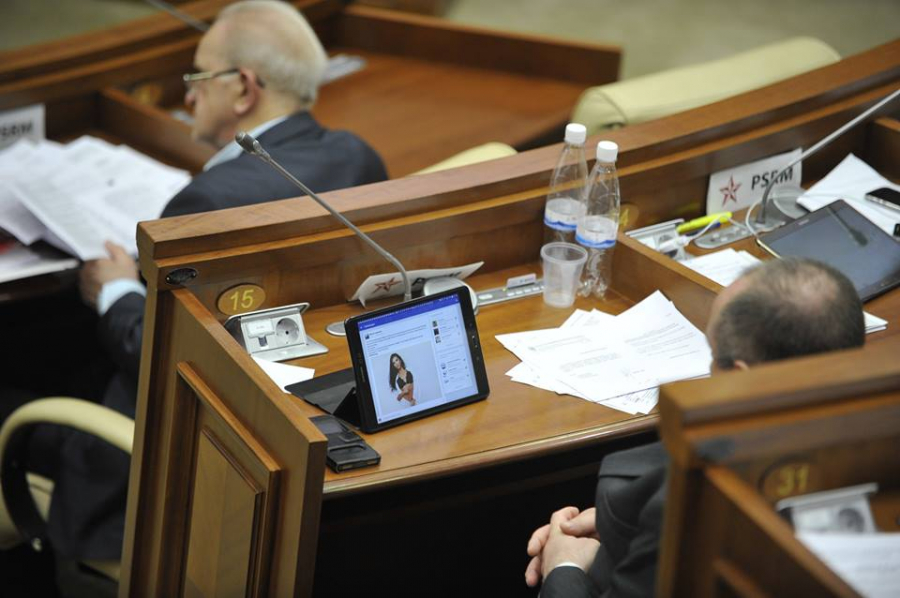 Ce-i frumos si unui ... deputat ii place. Ce face un socialist la sedinta Parlamentului: se uita la fete sexy - GALERIE FOTO