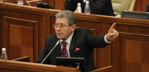 Ghimpu anunta ca trece in opozitie de 1 aprilie. Mesajul liberalului scris pe facebook