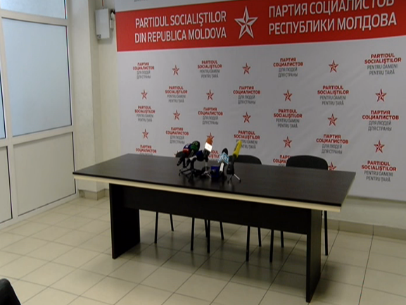LIVE VIDEO. Consilierii socialisti vor convocarea in regim de urgenta a sedintei CMC. Vor vorbi si despre decizia instantei privind respingerea referendumul de demitere a lui Dorin Chirtoaca