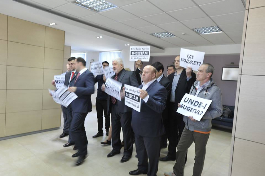 Sedinta CMC de astazi a inceput cu un protest al consilierilor socialisti: "Unde-i bugetul?"- GALERIE FOTO