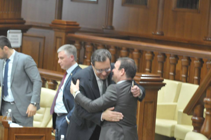 Poza zilei, astazi, la Parlament. Marian Lupu si Oleg Sarbu, cu zambetul pe buze, s-au strans in brate - FOTO