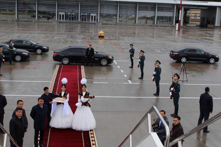 Igor Dodon a zburat astazi la Biskek, sa se vada cu presedintii statelor din Uniunea Euroasiatica. Cum a fost intalnit - FOTO