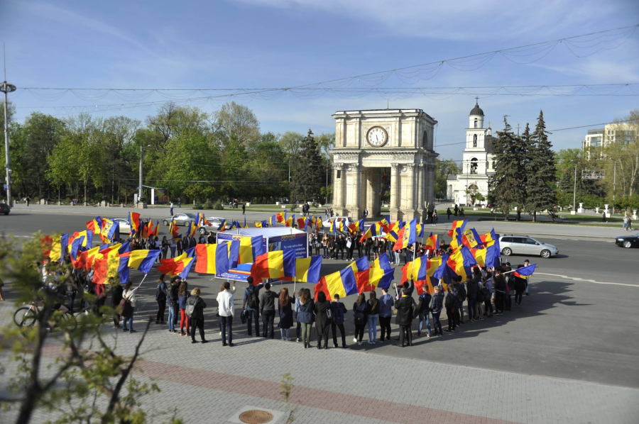 Republica Moldova marcheaza astazi Ziua Drapelului de Stat. Cu aceasta ocazie, tinerii de la asociatia ODIP au format harta Romaniei Mari, avand drapele in maini - GALERIE FOTO