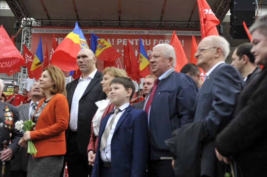 Marsul socialistilor de 1 mai. Igor Dodon alaturi de familie si boxerul Nkolai Valuev,  au stat la poze si au dat mana cu simpatizantii PSRM - GALERIE FOTO