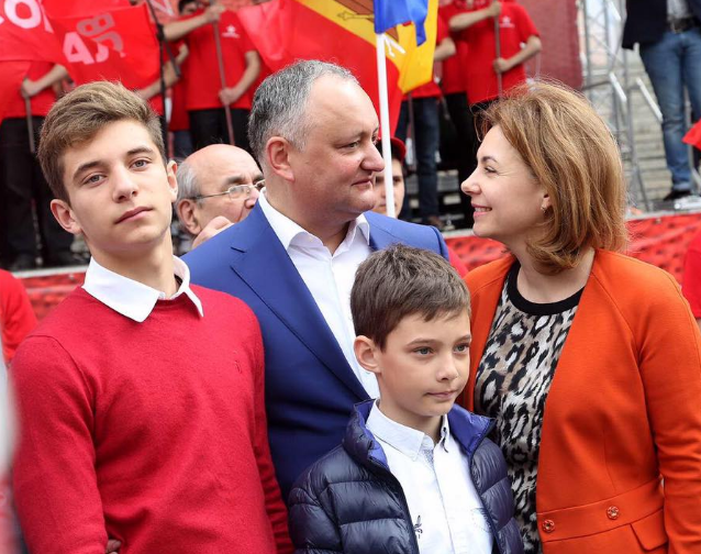 Seful statului si-a luat vacanta pentru o zi? Unde a plecat Igor Dodon impreuna cu sotia sa - FOTO 