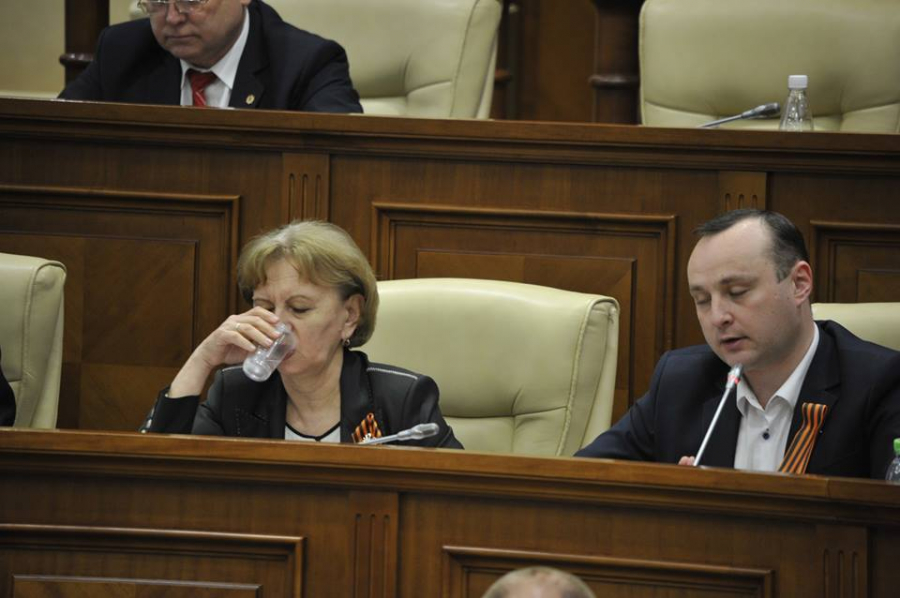 Cum au fost surprinsi socialistii la sedinta Parlamentului: toti aveau prinsa in piept o panglica - GALERIE FOTO