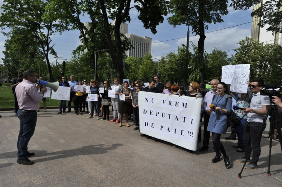 Uninominalul democratilor si mixtul socialistilor au scos cateva zeci de oameni in strada - GALERIE FOTO