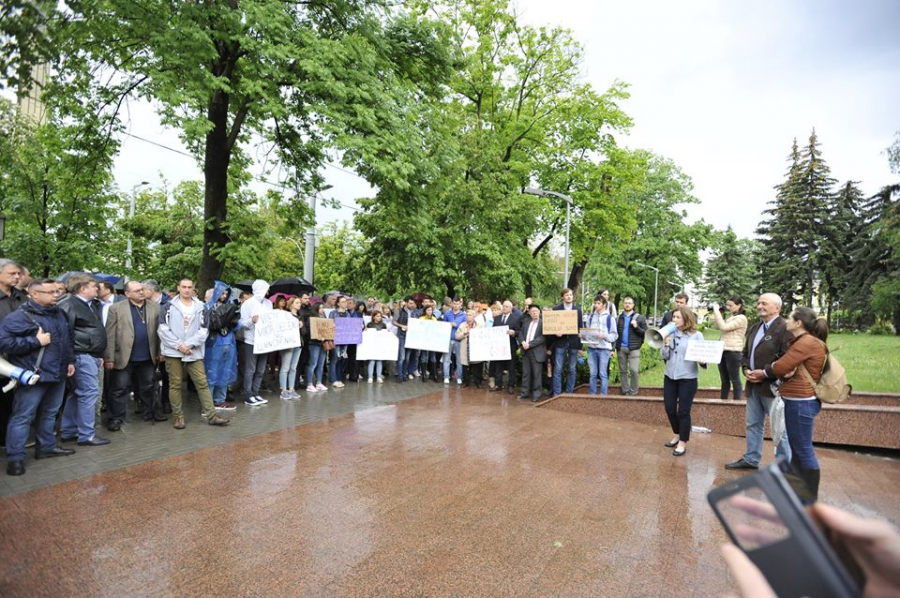 Protest in fata Parlamentului. "Pe ploaie, pe vant votul nostru este sfant" - GALERIE FOTO