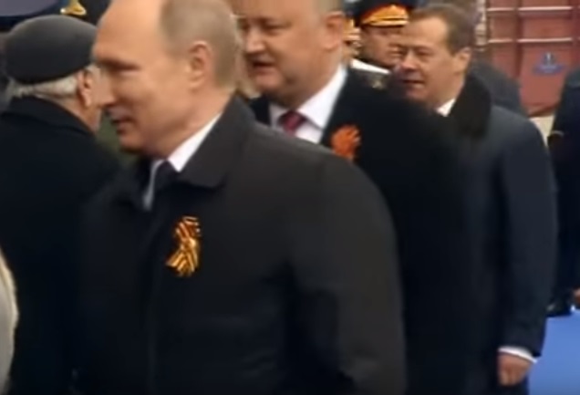 Igor Dodon, intre Putin si Medvedev, da mana cu oficialii prezenti la parada de 9 mai din Piata Rosie - VIDEO