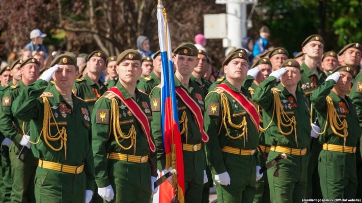 Militari rusi au participat la parada de la Tiraspol din 9 mai, in ciuda avertismentelor Chisinaului - Radio Europa Libera