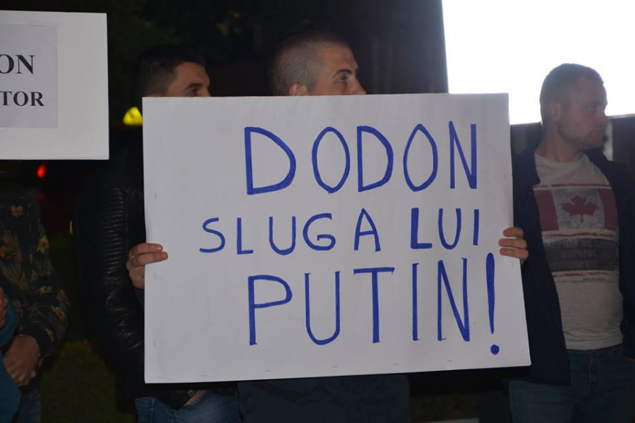 Liberalii l-au intampinat cu proteste pe Igor Dodon pe Aeroportul Chisinau: "Matriosca Dodon, sluga rusilor a aterizat" - GALERIE FOTO/VIDEO