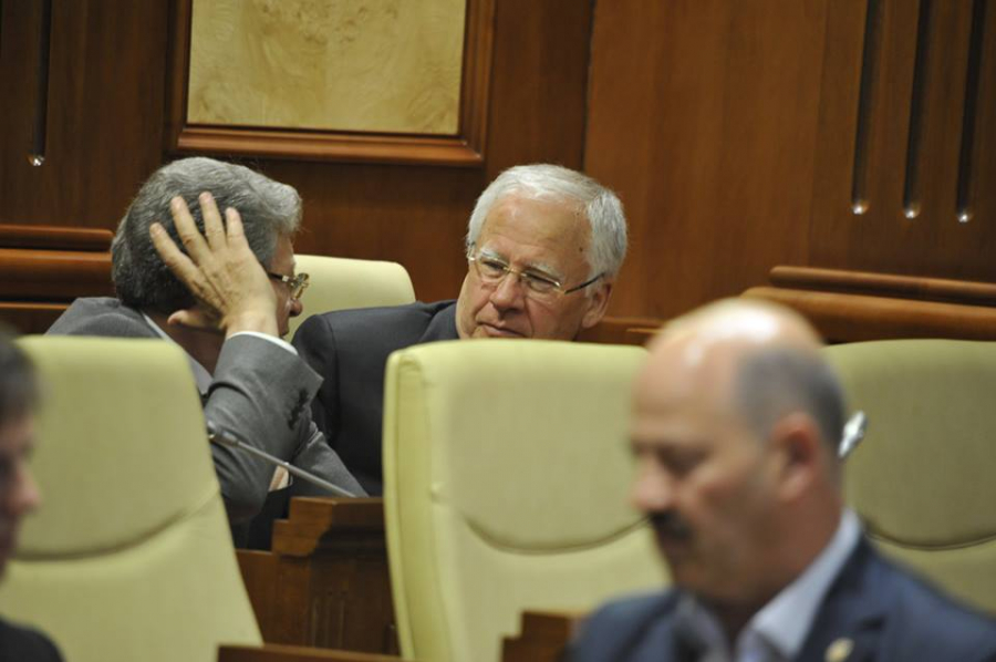 Discutii "secrete" intre Dumitru Diacov si Mihai Ghimpu? Cum au fost surprinsi cei doi la Parlament - GALERIE FOTO