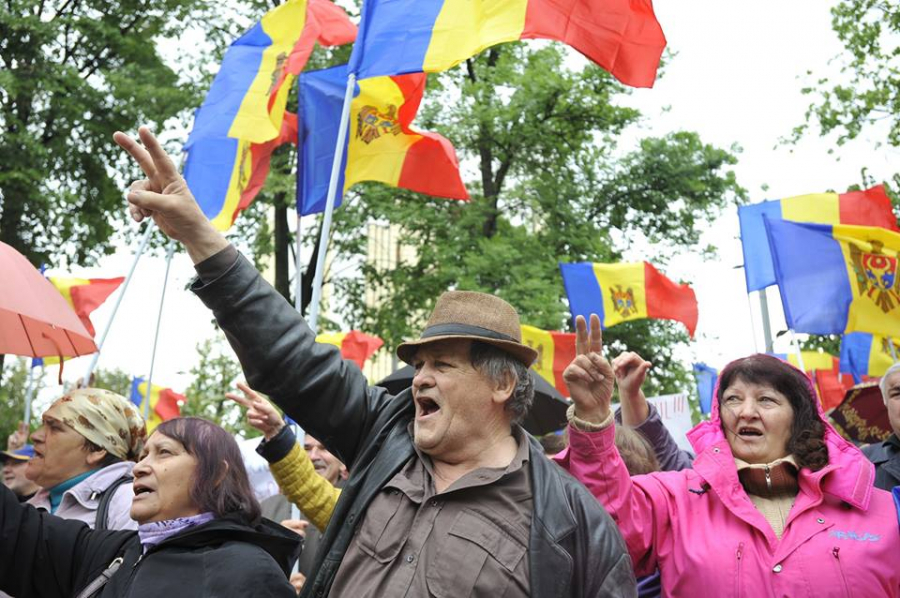 Nu vor modificarea sistemului electoral. Mii de oameni protesteaza in fata Parlamentului: "Nu schimbam sistemul, va schimbam pe voi" "Sa va fie frica, tara se ridica" - GALERIE FOTO