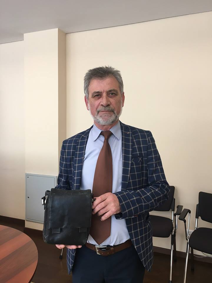 Obiectul memorabil adus de PLDM pentru a fi expus la Muzeul Parlamentului: "Borsetka" - "Va deveni simbolul legislaturii pe care PD a transformat-o intr-o piata, unde deputatii s-au tranzactionat la bursa rusinii" - VIDEO