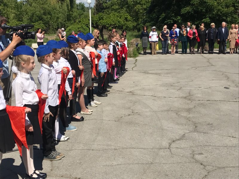 Comunistii sarbatoresc astazi "Ziua Pionierului" printr-un careu organizat la monumentul lui Lenin - GALERIE FOTO