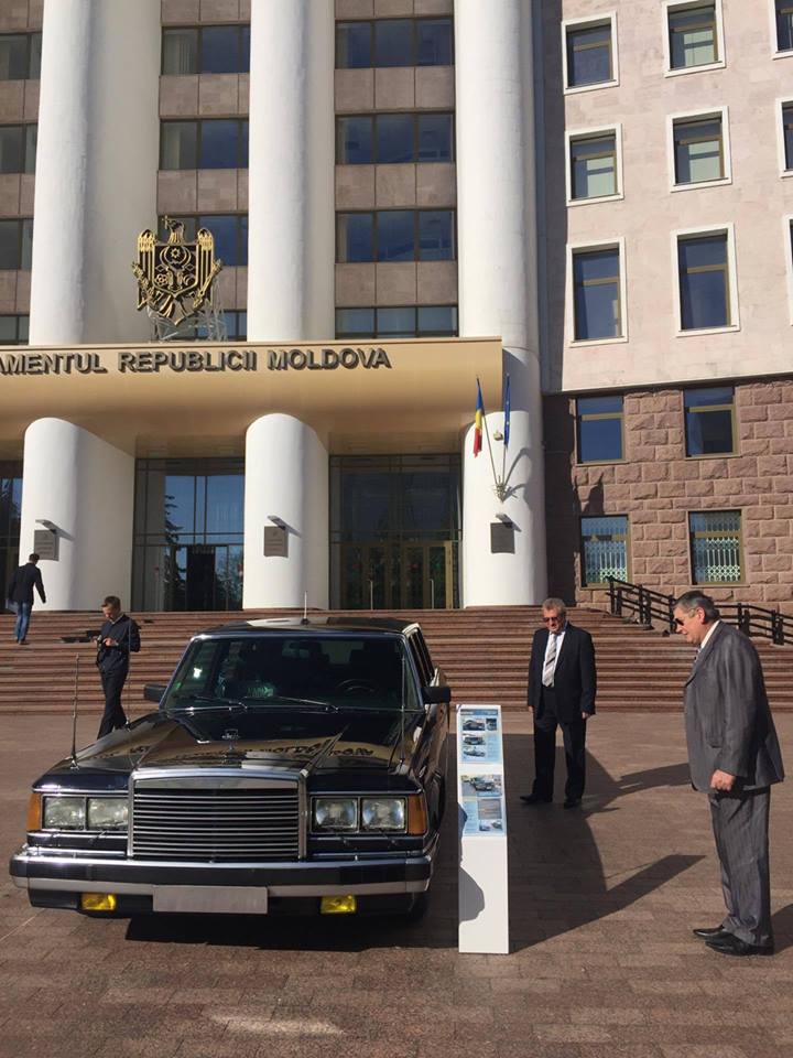 Doua masini de epoca - in fata legislativului. Muzeul Parlamentului, in care vor fi expuse cadouri protocolare ale deputatilor, dar si "Borsetka" promisa de liberal-democrati va fi inaugurat astazi - FOTO