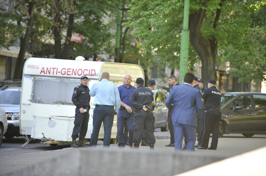 Doua rulote parcate in apropiere de Guvern, evacuate de politisti - GALERIE FOTO