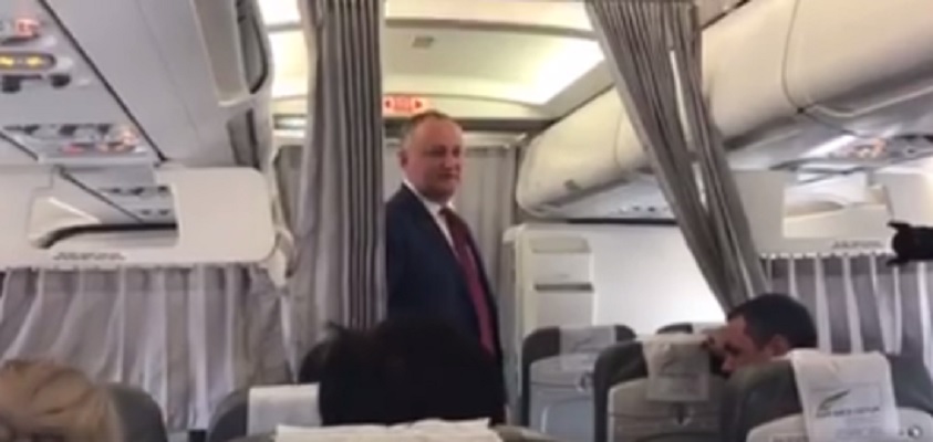 Dodon nu a ezitat sa-si faca simtita prezenta in avion si cand s-a intors din Turcia. Presedintele s-a ridicat in picioare si a salutat pasagerii: "Buna ziua tuturor. Mergem acasa?" - VIDEO